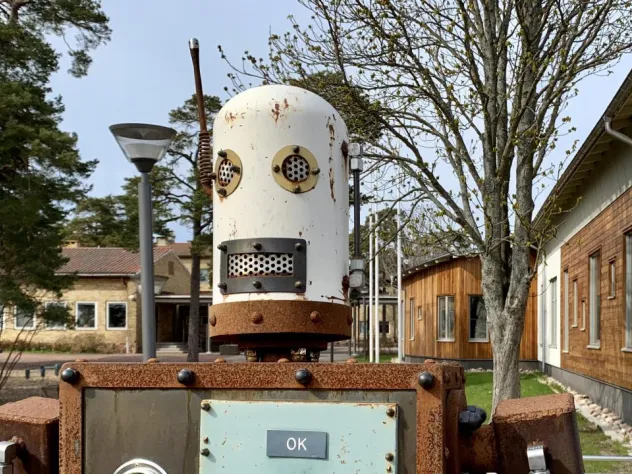 Metallkonst av skrot av skulptör Johan Karlsson.