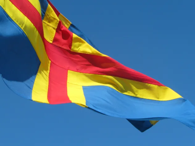 Ålands flagga mot blå himmel.