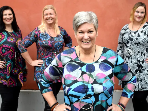 Marie Backman-Thors och tre andra kvinnor visar färgglada kläder i stora storlekar från klädmärke Dress like Marie.
