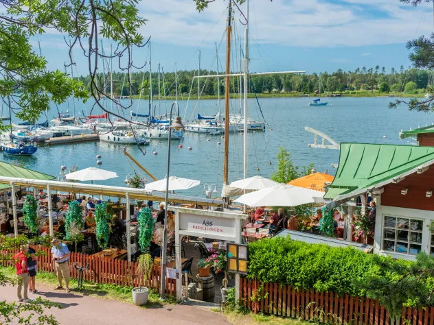 Uteserveringen vid Restaurang ÅSS vid västra hamnen i Mariehamn.