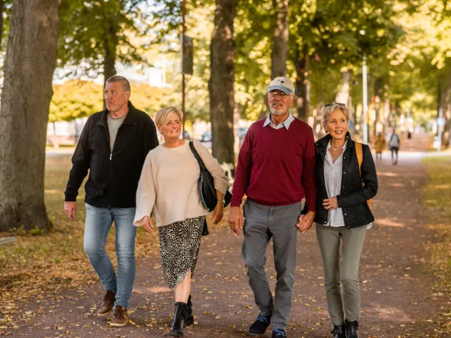 Två män och två kvinnor promenerar i Esplanaden i Mariehamn.