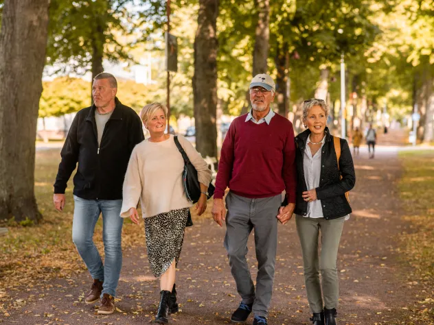 Två män och två kvinnor promenerar i Esplanaden i Mariehamn.