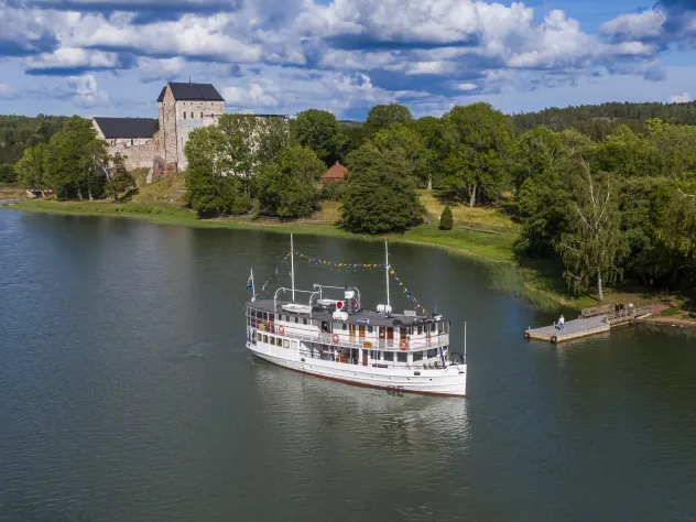 Skärgårdskryssning med Sunnan II till Kastelholms slott.