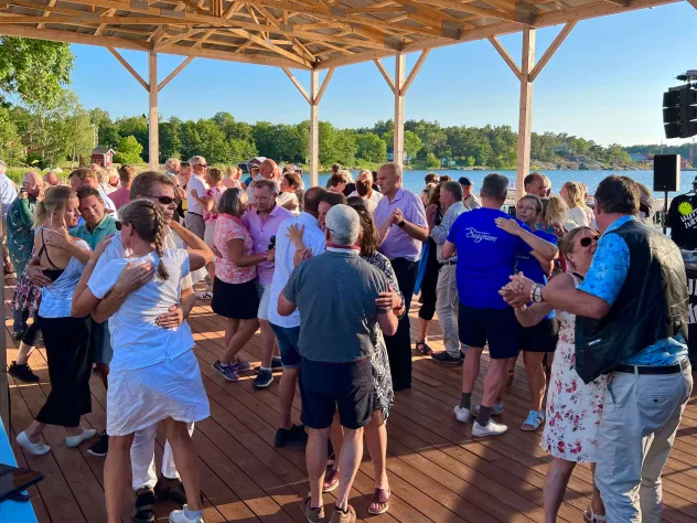 Fullt på dansgolvet i Degerby under Ålands dansbandsfestival.