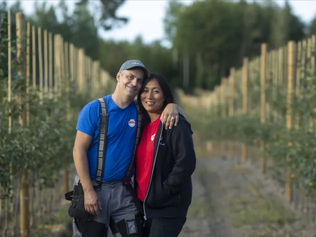 Conny och Grace bjuder på fint värdskap vid Snäckö Frukt.