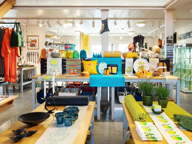 Interiör från SALT Konsthantverk med butik och ateljéer.