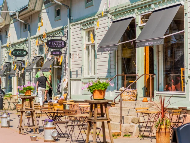Mysig träfasad vid Viktor Craft & Design och Café Viktor i Mariehamn.