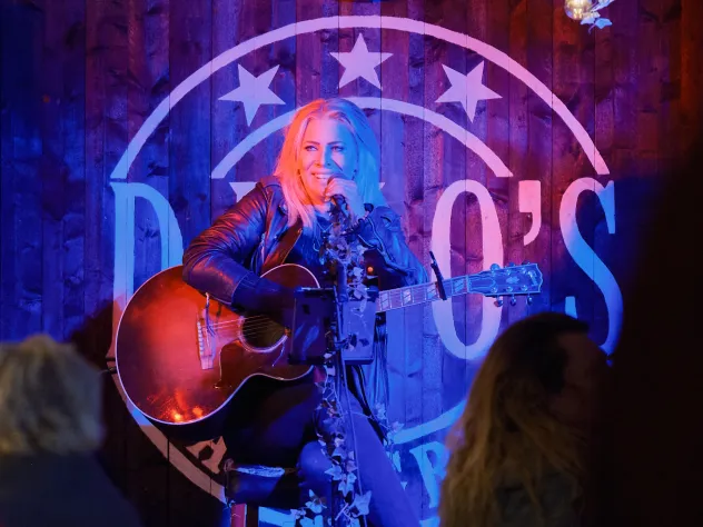 Trubadurer och liveband vid Dino's Bar & Grill.