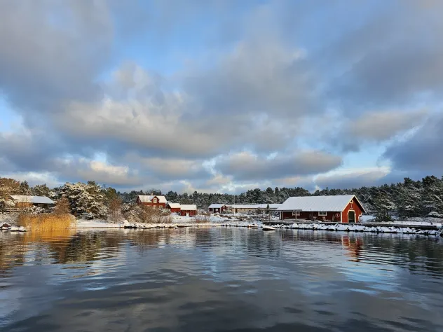 Silverskärs hamn i vinterskrud, redo att ta emot julbordsgäster.