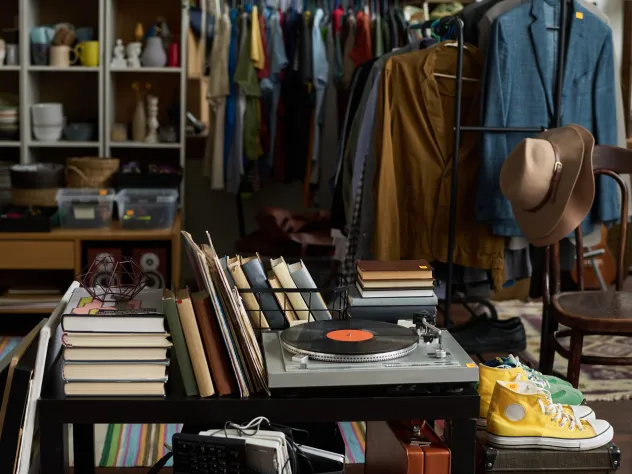 Interiör från butik med second hand-fynd.