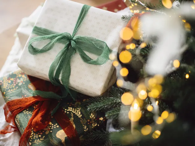 Julklappar under granen.