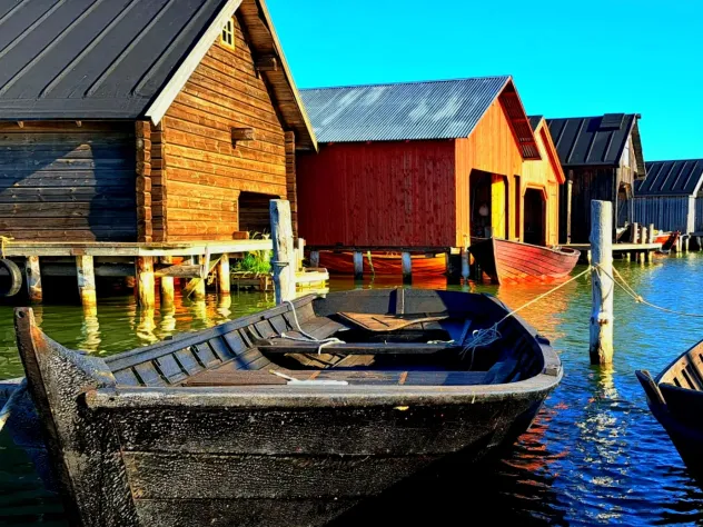 Träbåt vid båthusen i Sjökvarteret.