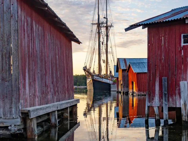 Båthus och skuta vid fiskeläget i Käringsund.