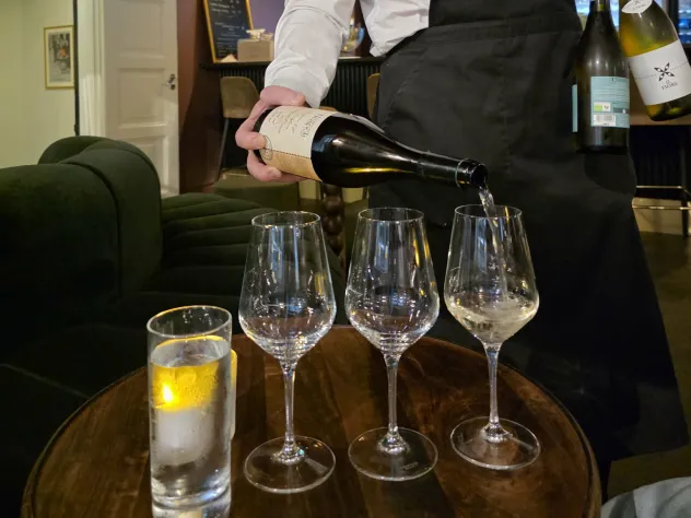 Sommelier häller upp vin för vinprovning i Telegrafens vinbar.