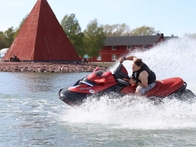 Vattenskoter med Jets Åland på Slemmern vid Sjökvarteret.