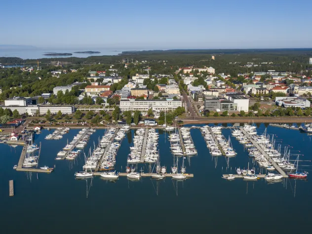 Flygfoto över MSF gästhamn och Club Marin i östra Mariehamn.