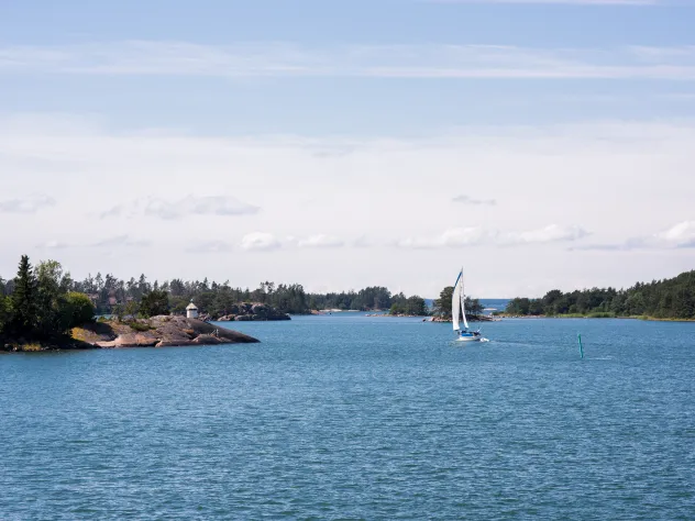 Segelbåt i bland öarna i Ålands skärgård.