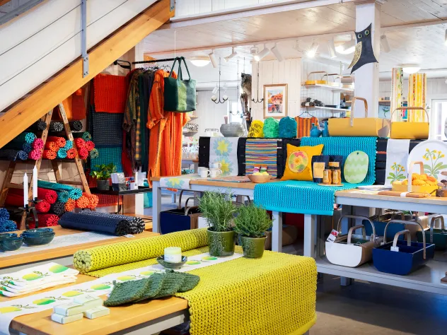 Interiör från SALT Konsthantverk med butik och ateljéer.
