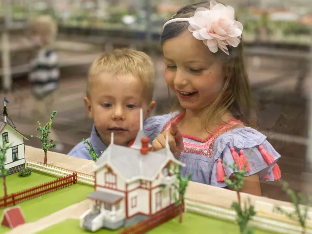 Barn tittar på miniatyrmodellerna i Mariehamnsmuseet.