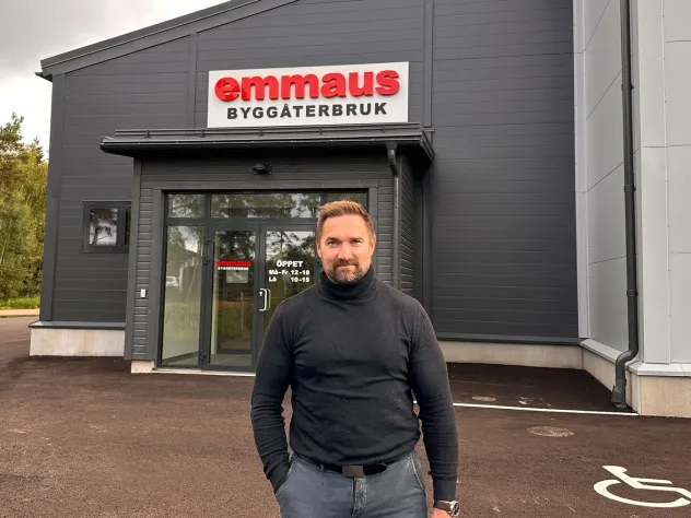 Jesper Svanfelt-Lindén, vd Svinryggen, utanför Emmaus byggåterbruk.