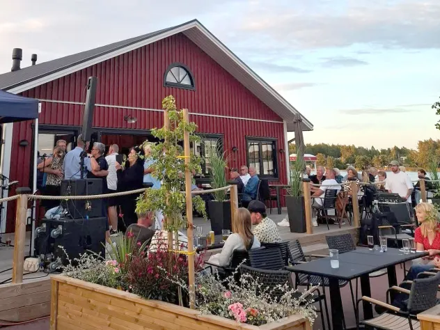 Fullsatt på terrassen hos Lolo's Hamnkök under en konsertkväll.
