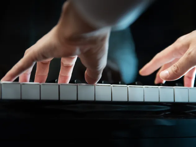 Händer som spelar på ett piano.