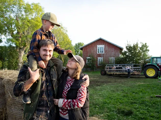 Familj som besöker gård under Skördefesten på Åland.