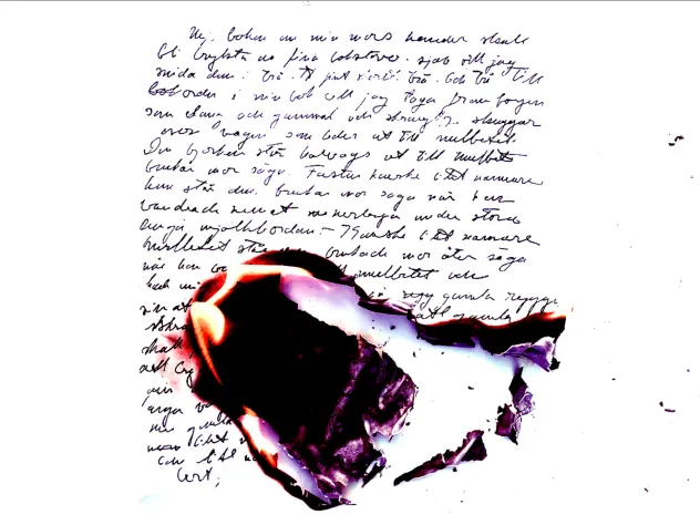 Illustration för teatermonologen Eldtände med ett brinnande papper fyllt med text.