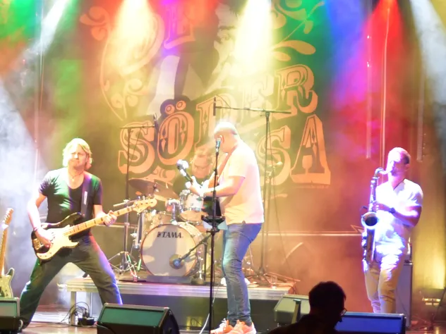DE söderVISA spelar live.