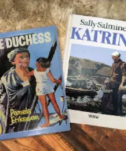 Bokmontage av Alandica-litteratur, The Duchess och Katrina.