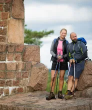 Par med vandringsstavar vid fästningsruinerna i Bomarsund.