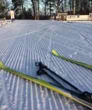 Skidor och stavar vid konstsnöspåret vid Ålands skid- och skidskyttecentrum.
