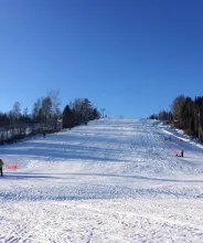 Vy från slutet av backen vid Germundö Alpin en solig dag.