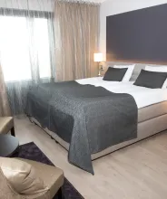 Interiör från Superior-rum vid Hotell Pommern i Mariehamn.