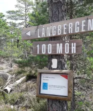 Skylt vid vandringsleden Långbergen på Åland.