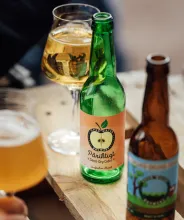 Glas och flaskor med cider och öl från Open Water Brewery.