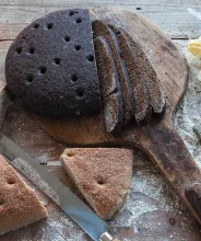 Svartbröd och hemvete från Åland serverat med smör.