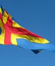 Ålands flagga mot blå himmel.