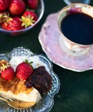 Sommarfika med Ålandspannkaka, grädde, jordgubbar och kaffe.