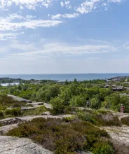 Vandring med havsutsikt på Kalen på Kökar.