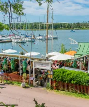 Uteserveringen vid Restaurang ÅSS vid västra hamnen i Mariehamn.