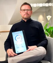 Christian Husell vid Ömsen försäkringsbolag med appen Tryggometern.