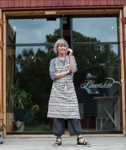 Lotta Jansdotter framför portarna till Ladugårds på Silverskär Islands.