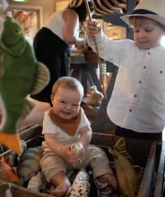 Barn som leker vid Ålands jakt- och fiskemuseum.