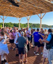 Fullt på dansgolvet i Degerby under Ålands dansbandsfestival.