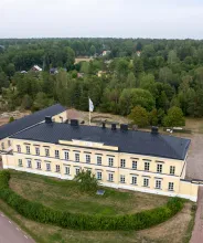Flygfoto över Eckerö post- och tullhus.