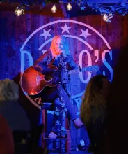 Kvinnlig trubadur på Dino's rockbar & Grill.