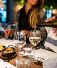 Häller upp vin i glas vid restaurangen Boquerian i Mariehamn.