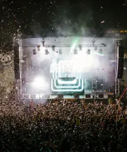 Stadsfestivalen Rockoff i Mariehamn, utsikt över scenen och publikhavet.