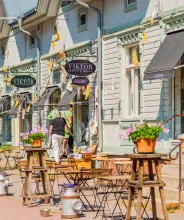 Mysig träfasad vid Viktor Craft & Design och Café Viktor i Mariehamn.